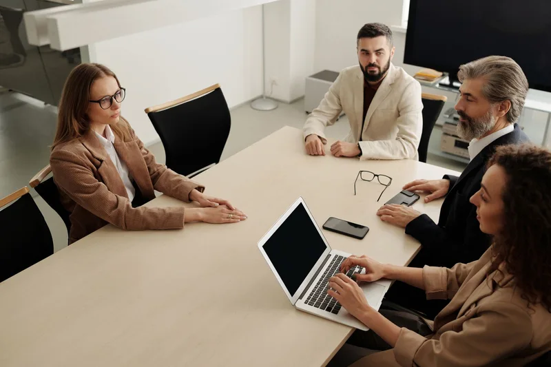 Professionnels réunis autour d’une table de travail
