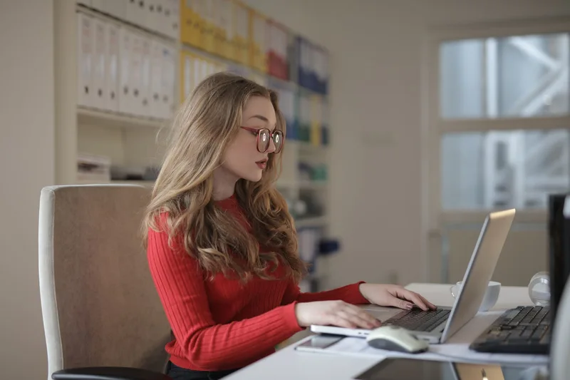Professionnelle indépendante travaillant sur son ordinateur