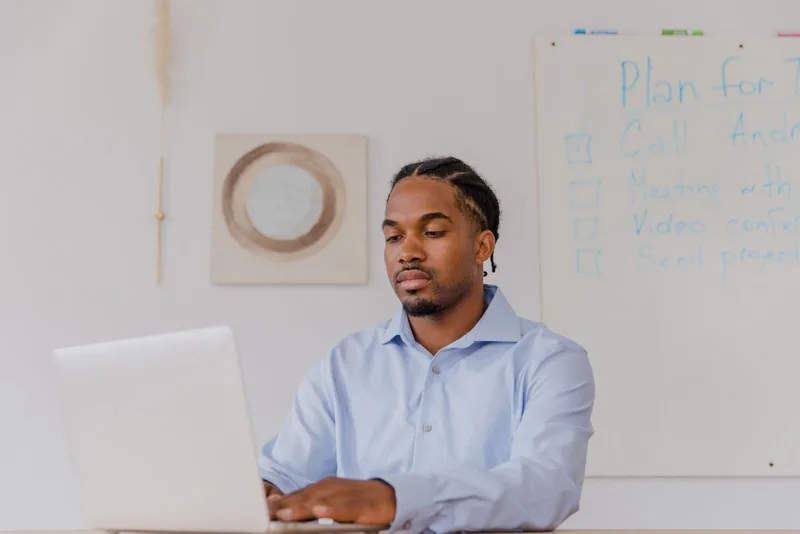 Professionnel consultant son ordinateur dans un bureau lumineux