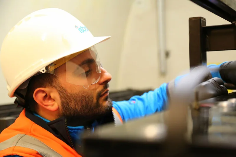 Professionnel équipé d’un casque et de gants au travail