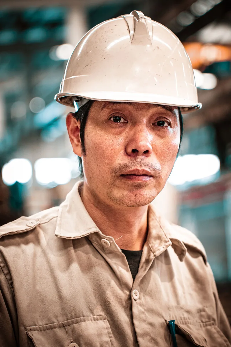 Portrait d’un professionnel portant un casque dans un environnement industriel