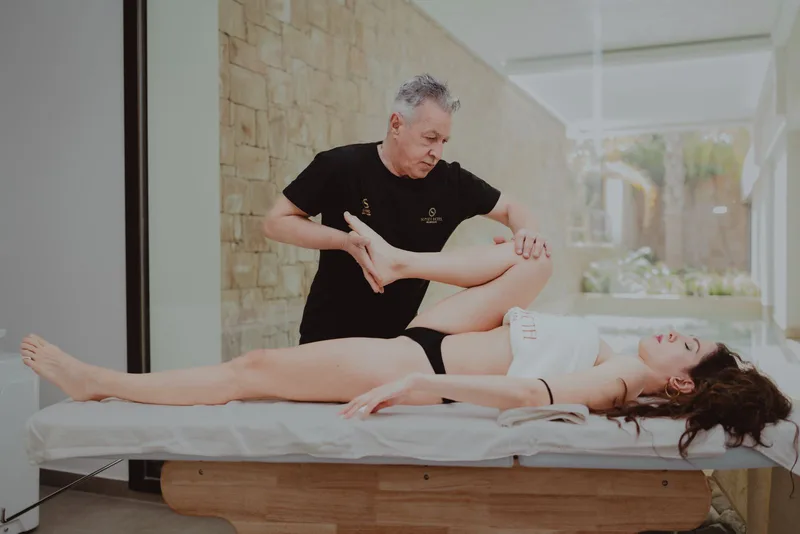 Patiente accompagnée par un professionnel pendant une séance de rééducation