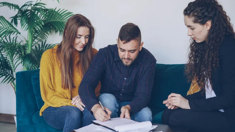 Couple examinant des documents avec un conseiller