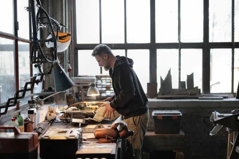 Artisan travaillant à son établi dans un atelier