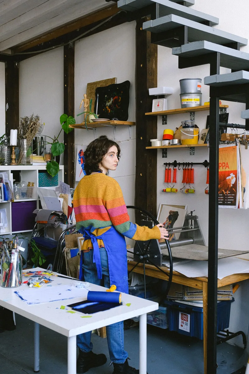 Artiste travaillant sur une presse dans son atelier