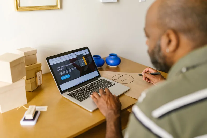 Entrepreneur consultant un site sur son ordinateur à son bureau