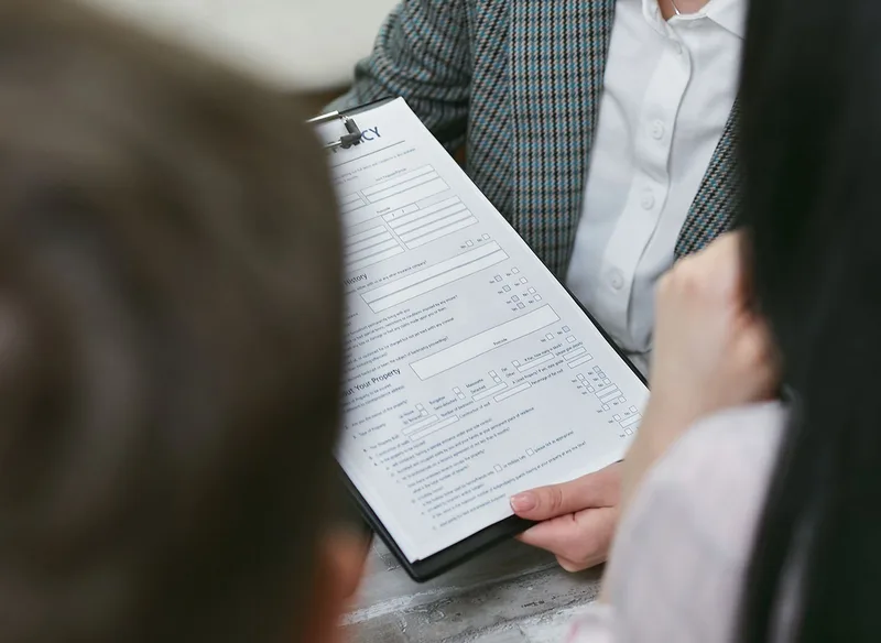 Lecture d’un contrat lors d’un échange entre professionnels