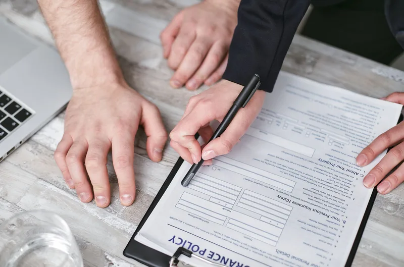 Gros plan sur les mains lors de la signature d’un document