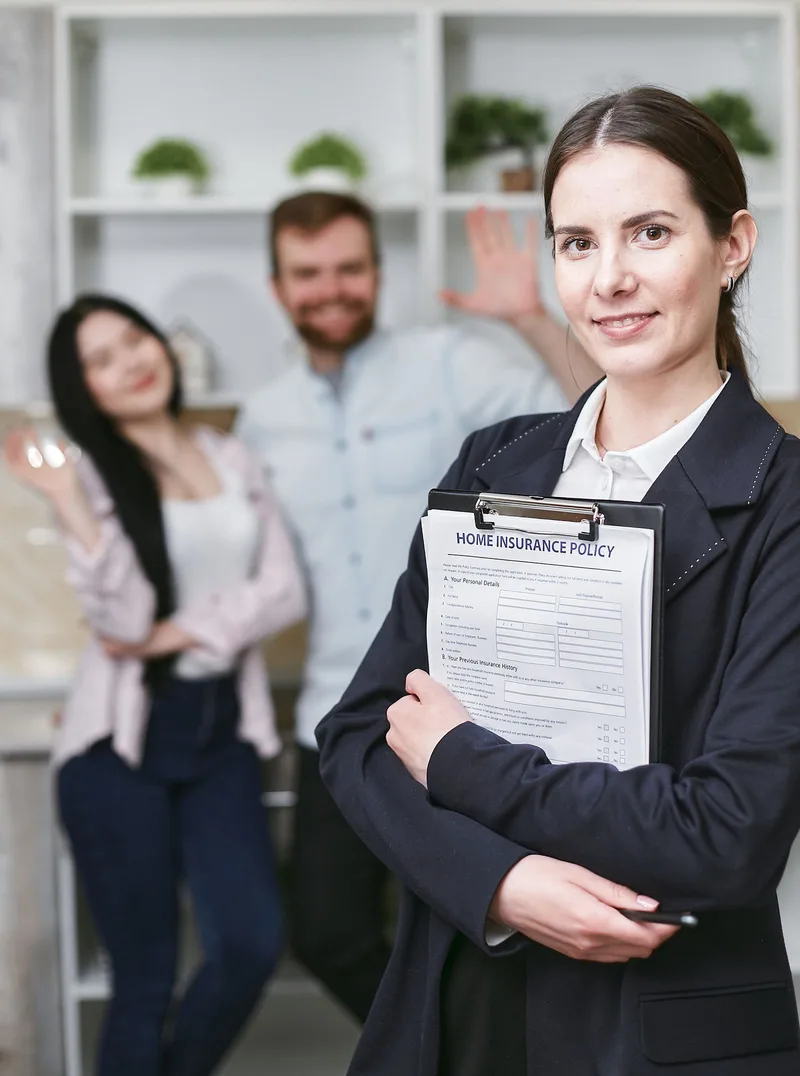 Professionnelle tenant un document d’assurance lors d’un rendez-vous