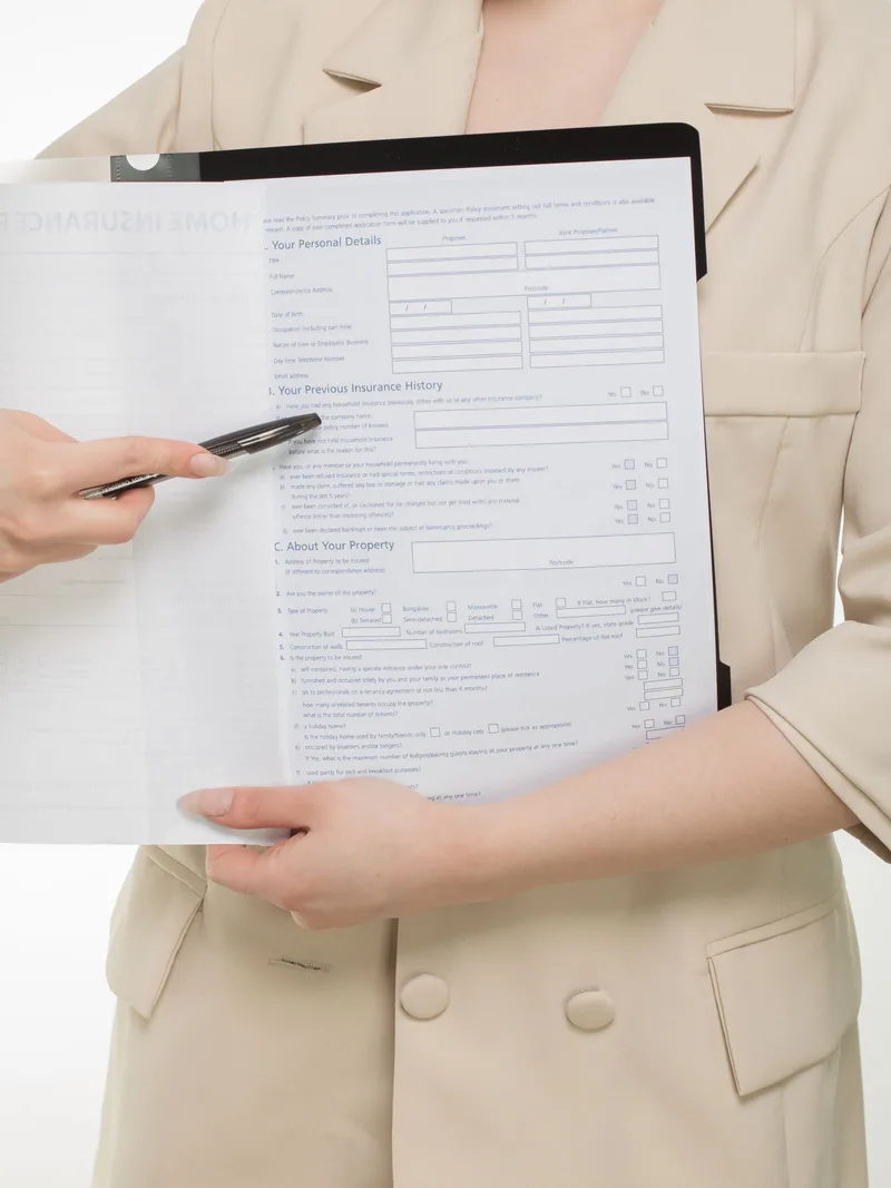 Document présenté avec un stylo lors d’un échange professionnel