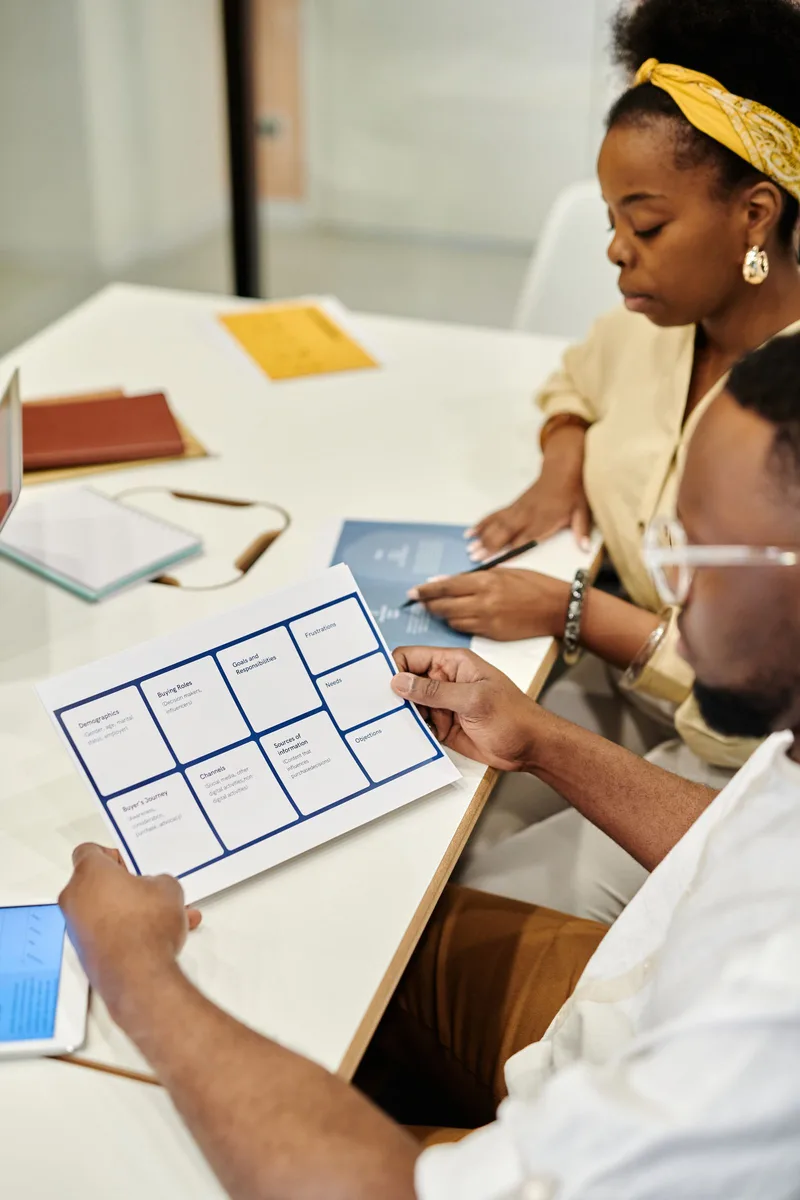 Professionnels examinant un tableau de travail et prenant des notes