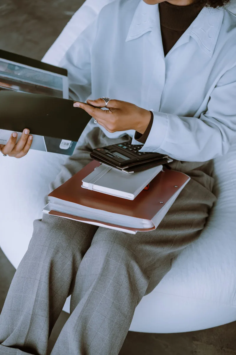 Professionnelle classant ses documents dans un dossier