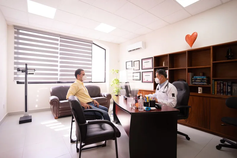 Patient échangeant avec un médecin dans un cabinet lumineux