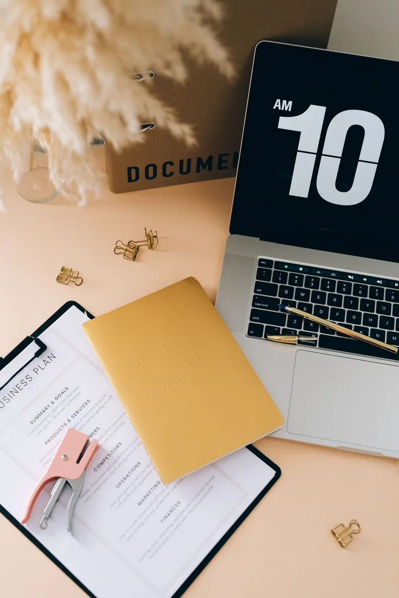 Plan de travail et ordinateur portable sur un bureau