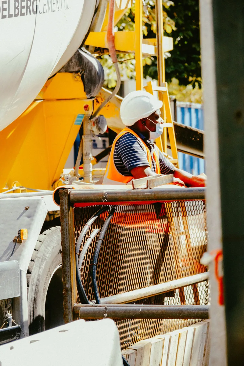Professionnel équipé d’un casque intervenant sur une installation industrielle