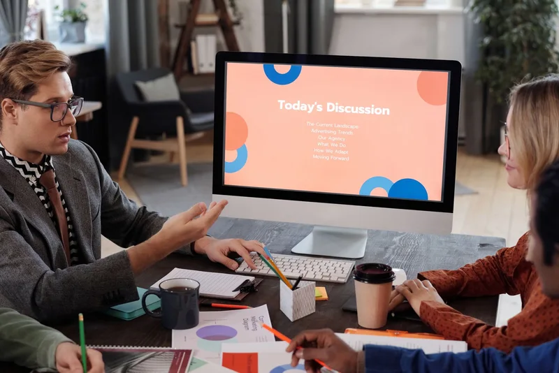 Discussion autour d’un écran dans un bureau